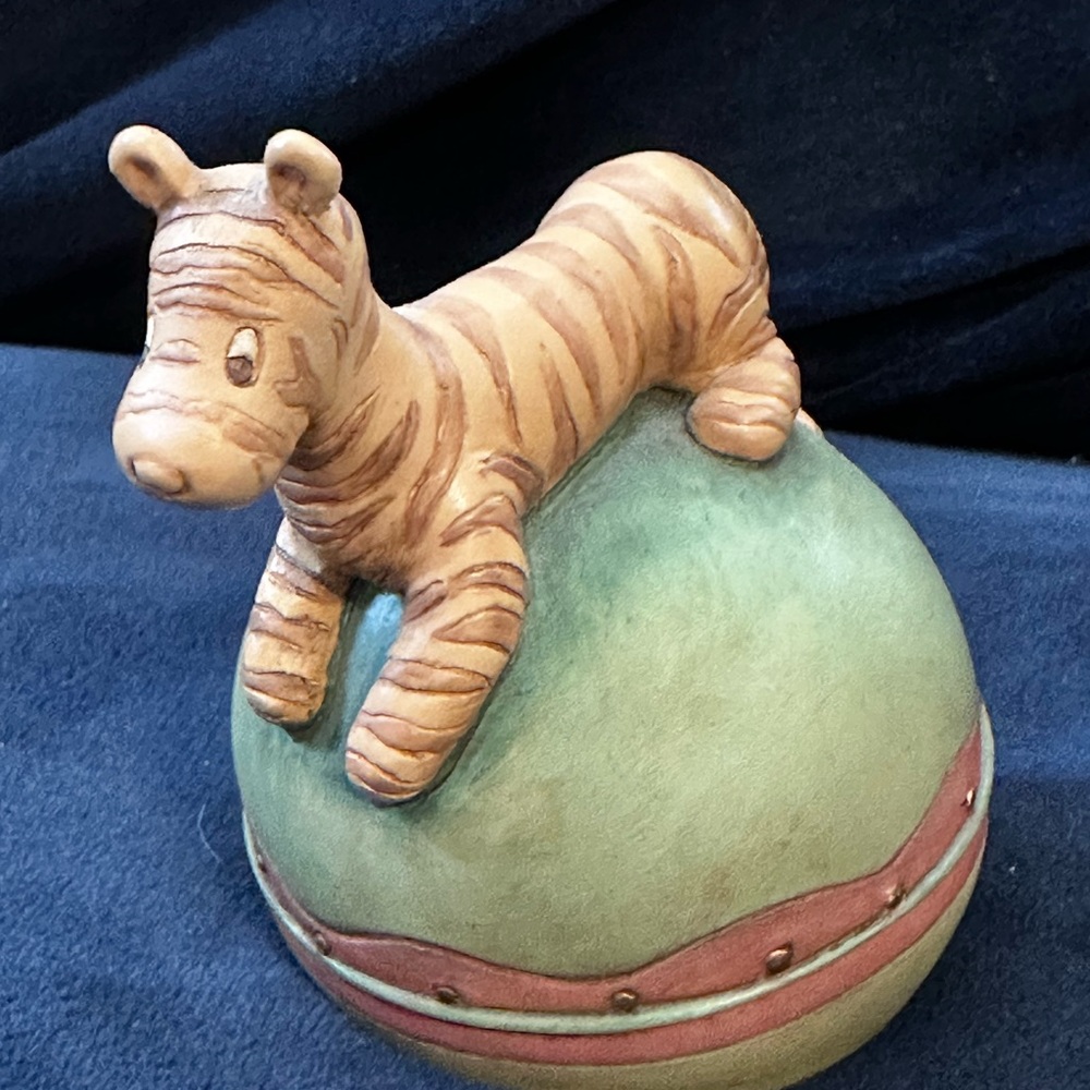 Disney Classic Winnie the Pooh Tigger Paperweight